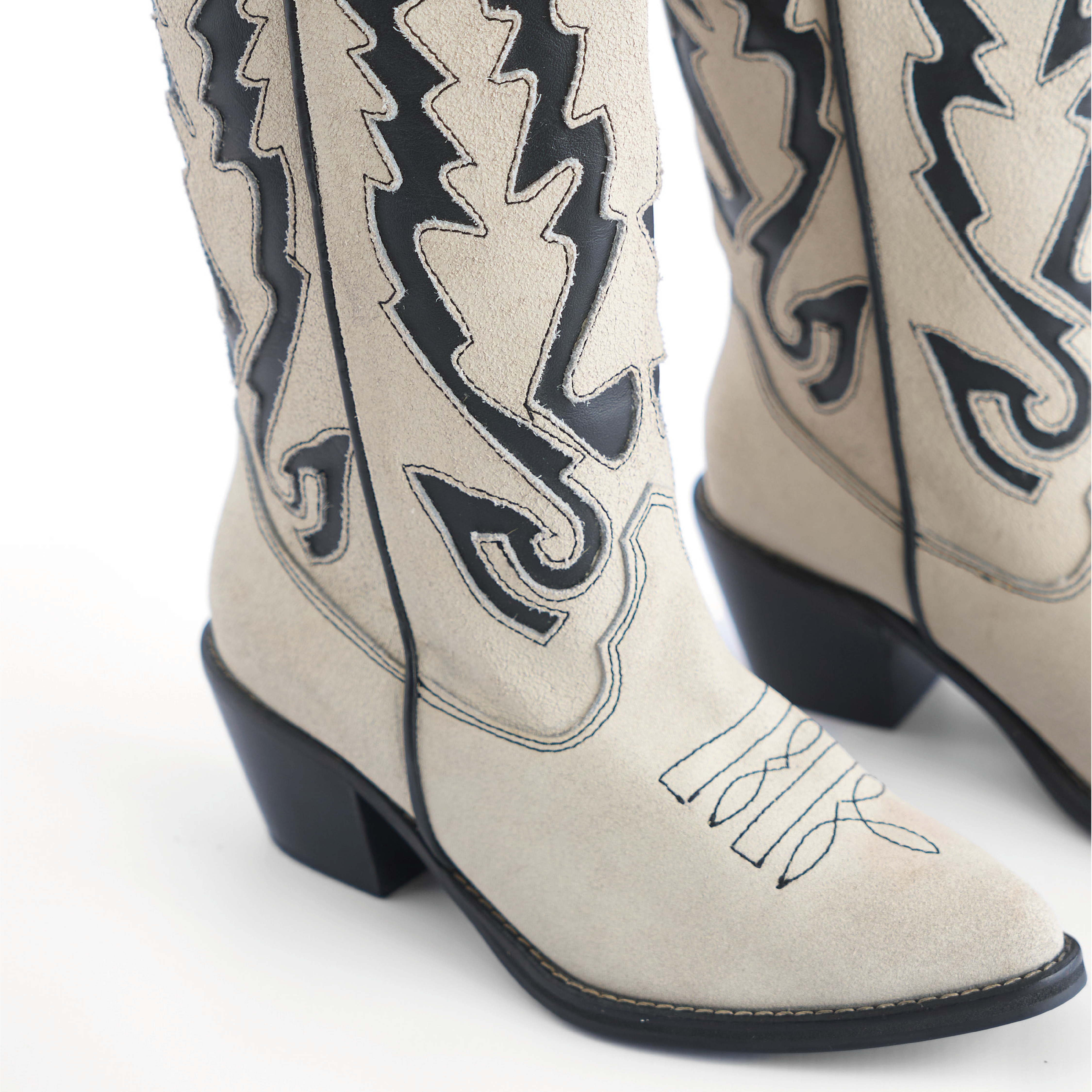 Botas Texanas de Gamuza Beige con Detalles en Negro Vizio Moda