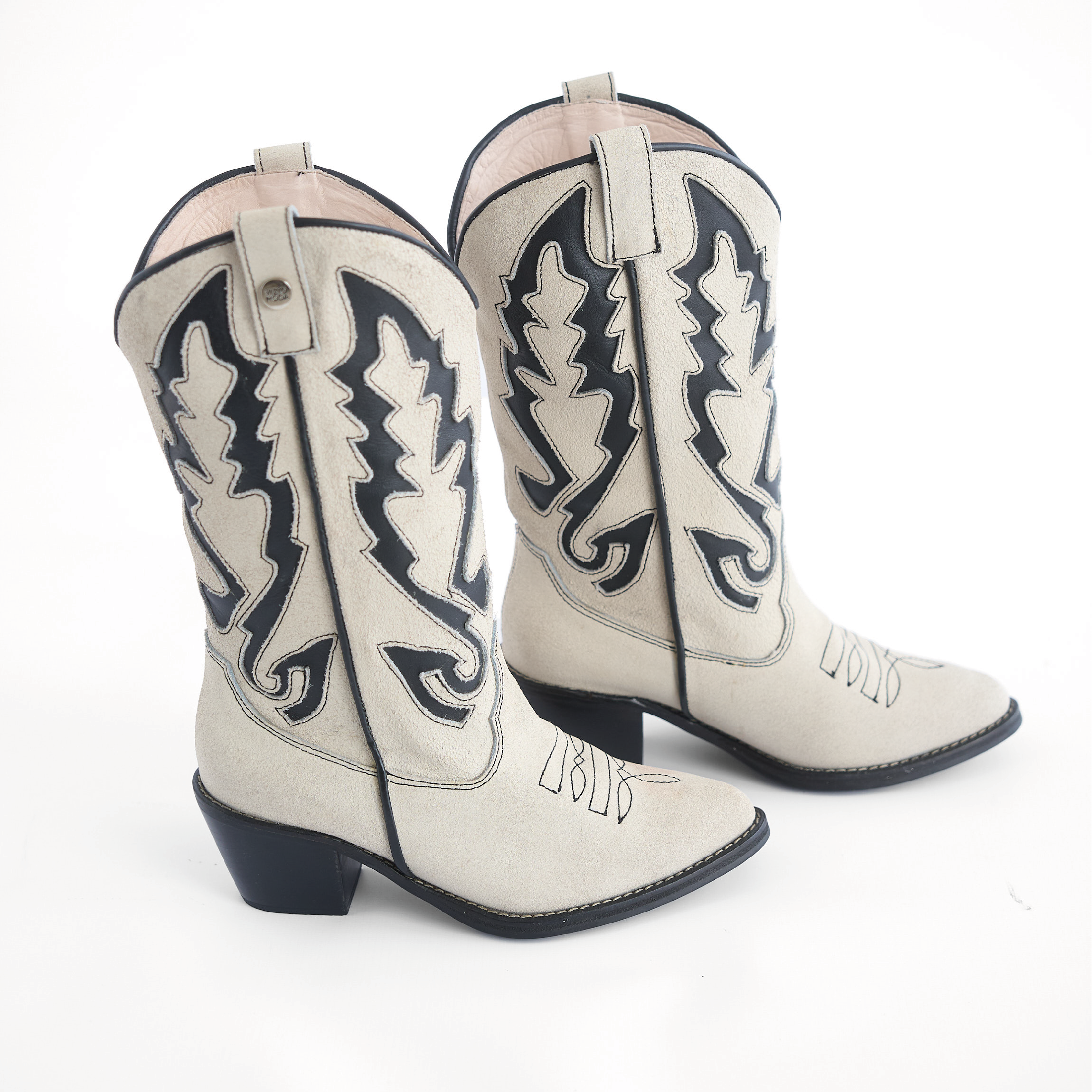 Botas Texanas de Gamuza Beige con Detalles en Negro Vizio Moda