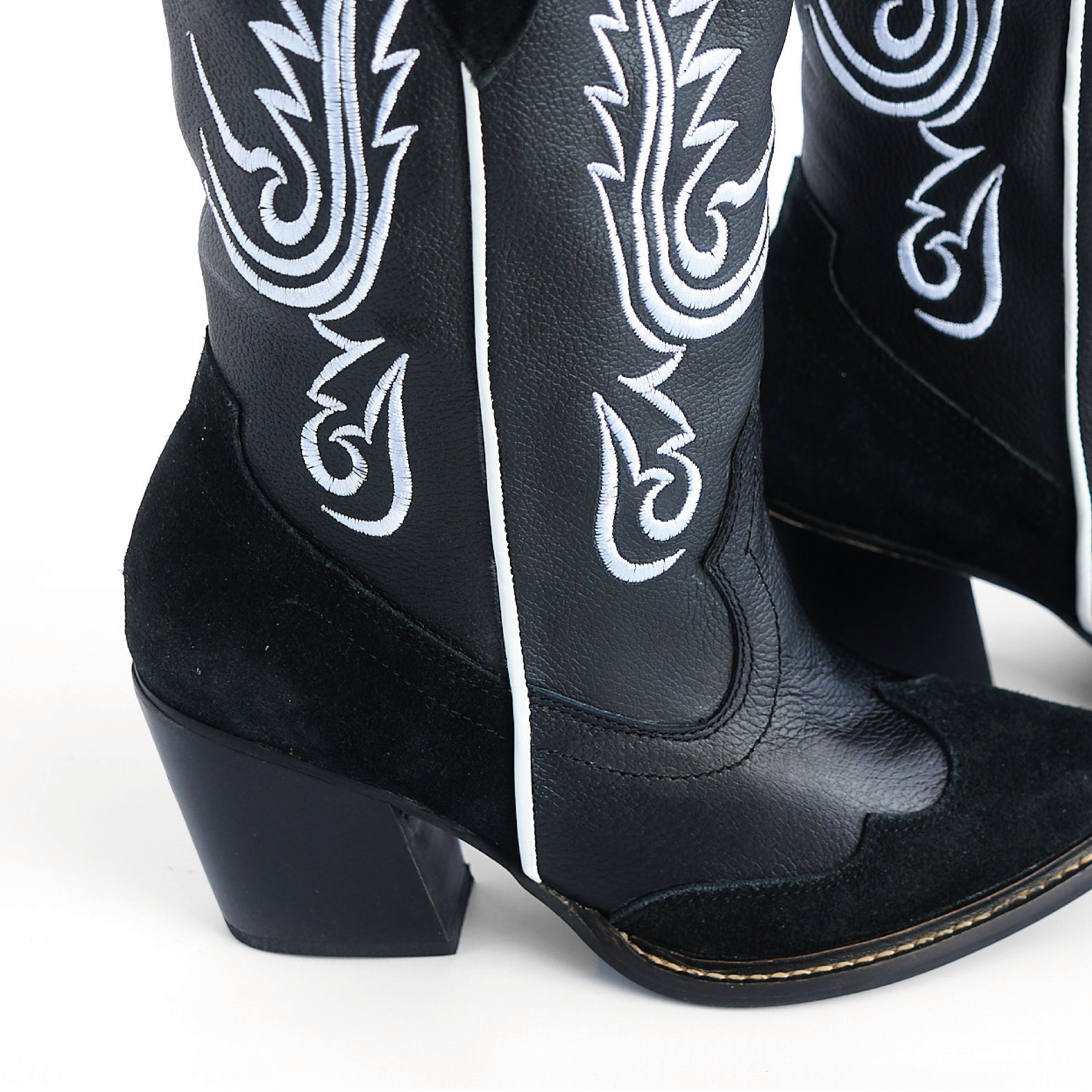 Botas Texanas de Cuero Negro con Bordado Blanco Vizio Moda