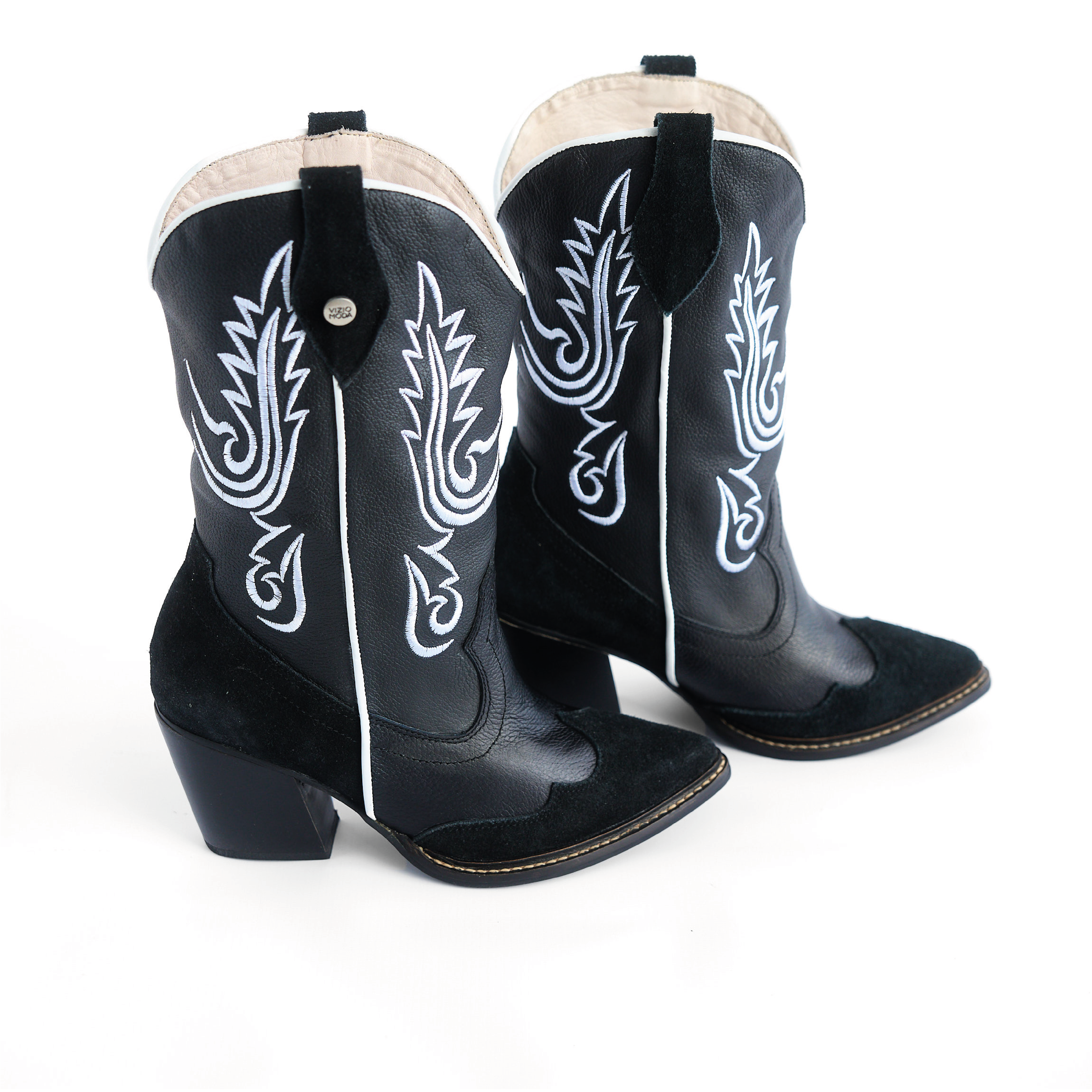 Botas Texanas de Cuero Negro con Bordado Blanco Vizio Moda