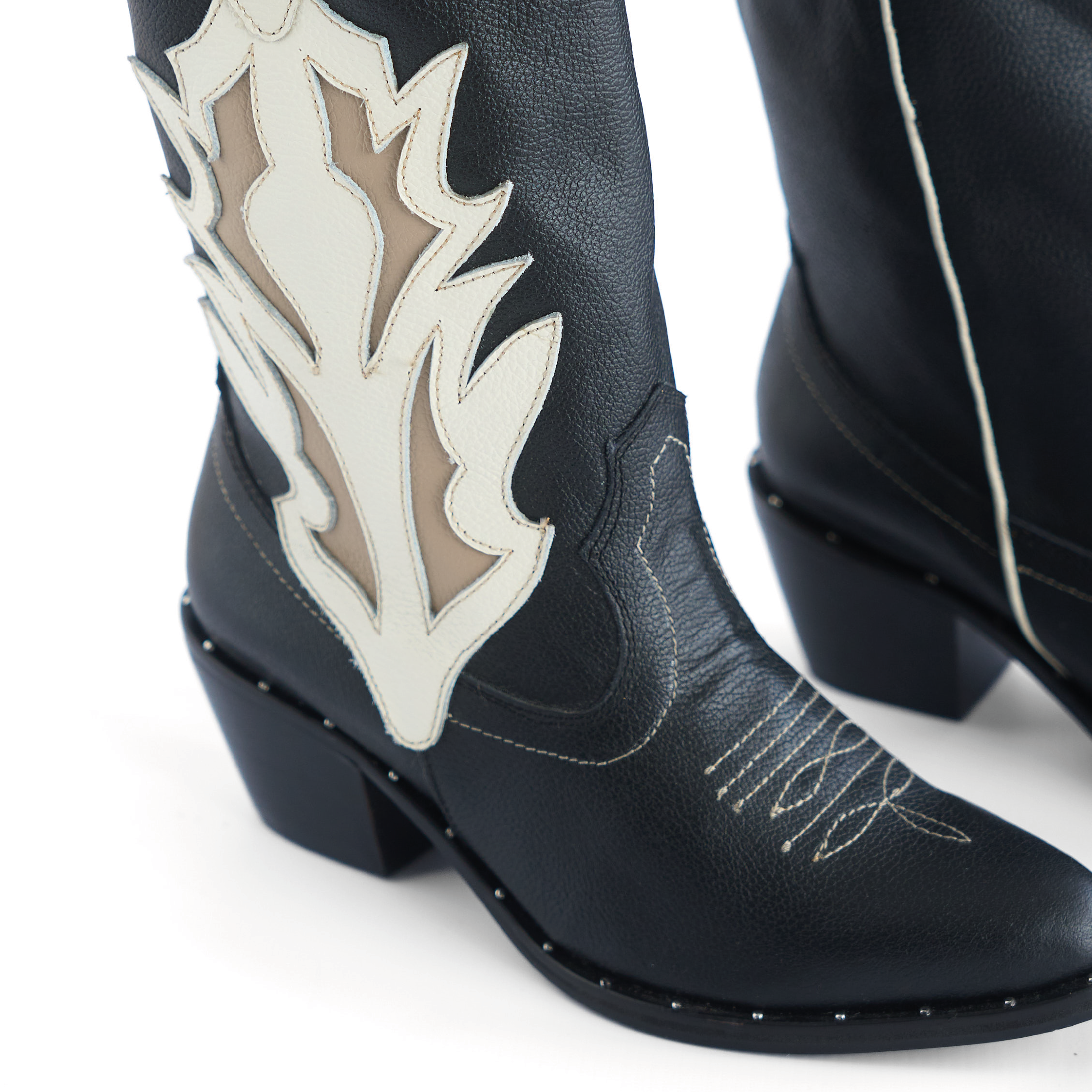 Botas Texanas de Cuero Negro con Detalles en Blanco y Beige Vizio Moda