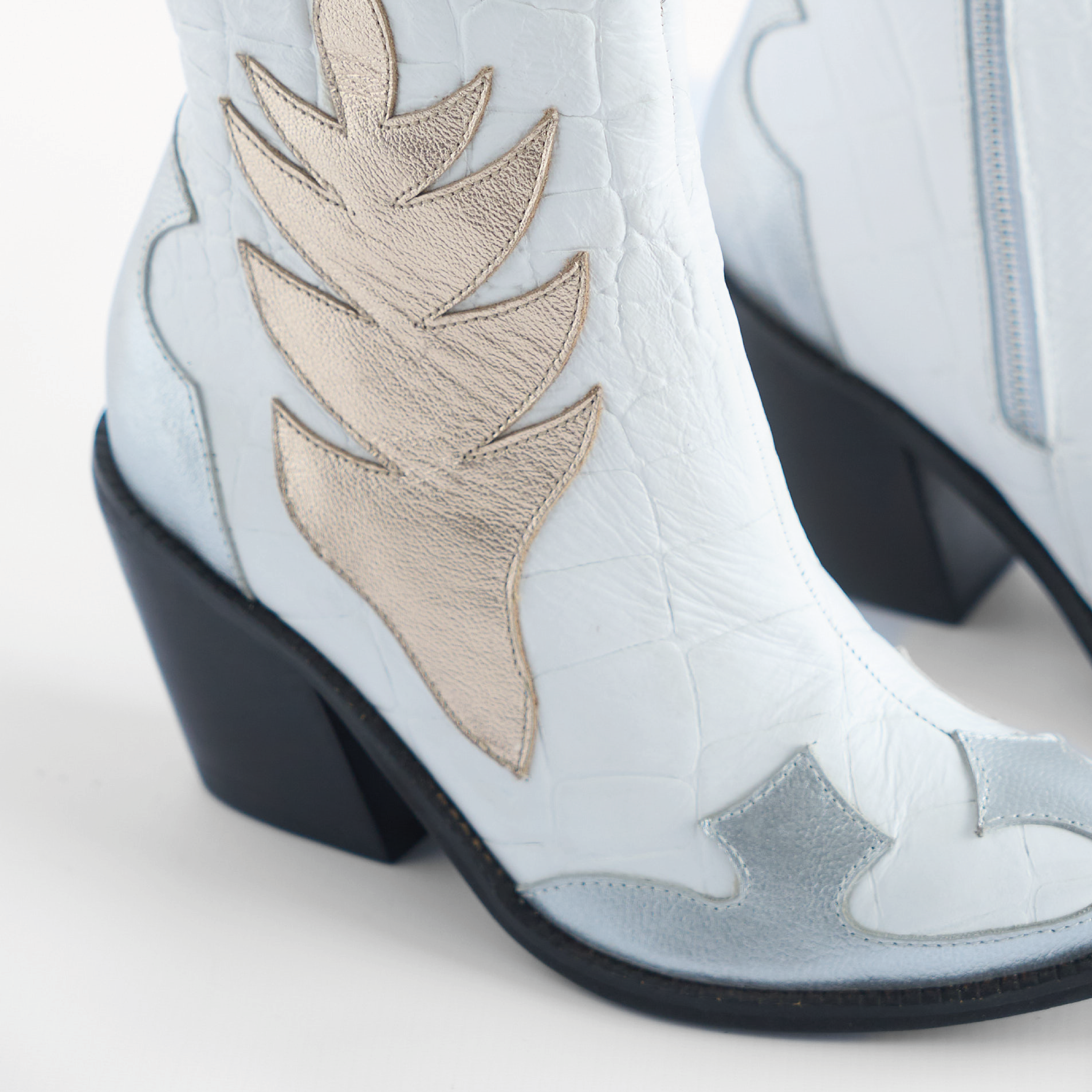 Botines Texanos de Cuero Blanco con Detalles Plateados y Dorados Vizio Moda