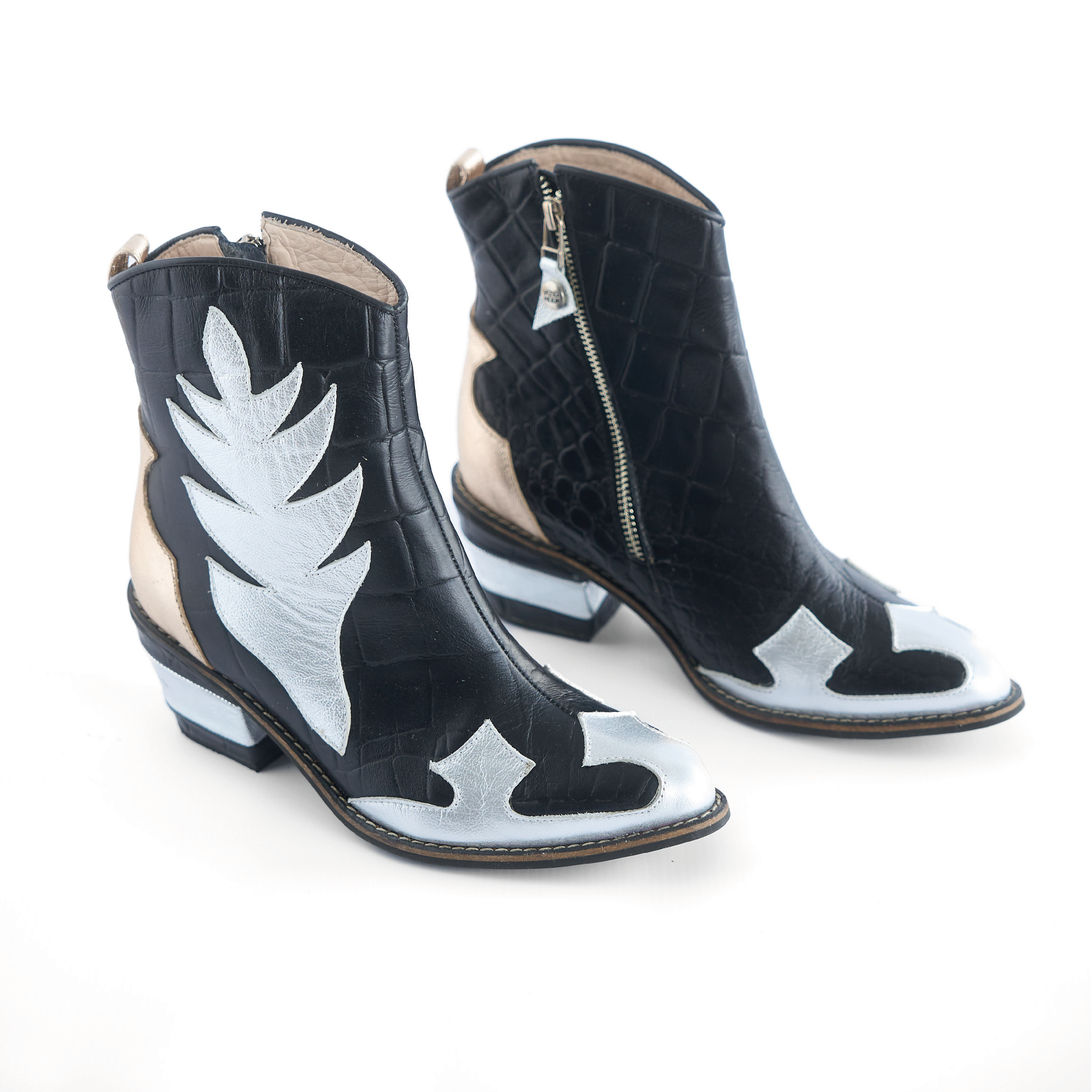 Botines Texanos de Cuero Negro con Detalles Plateados y Dorados Vizio Moda