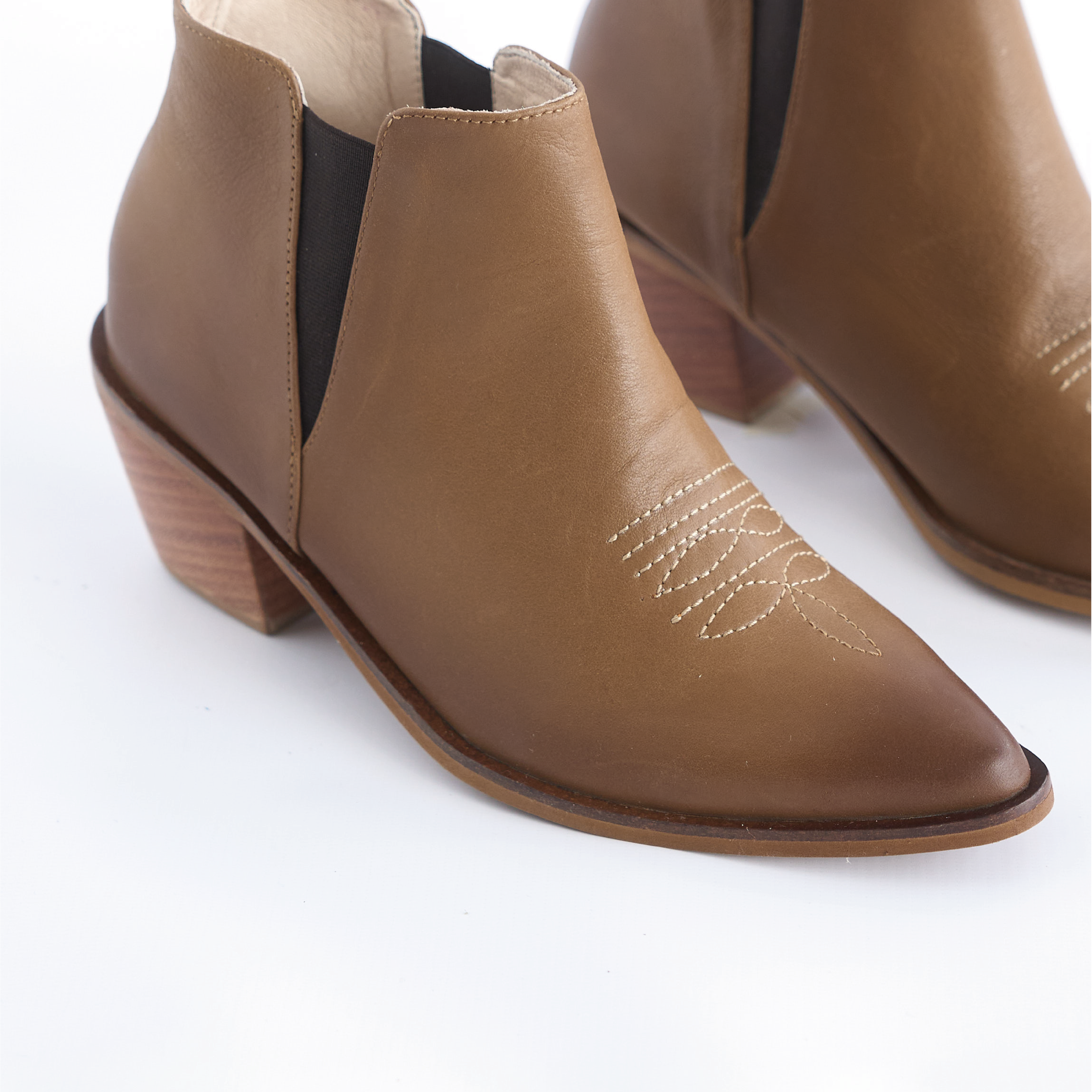 Botines en Cuero Marrón Vizio Moda