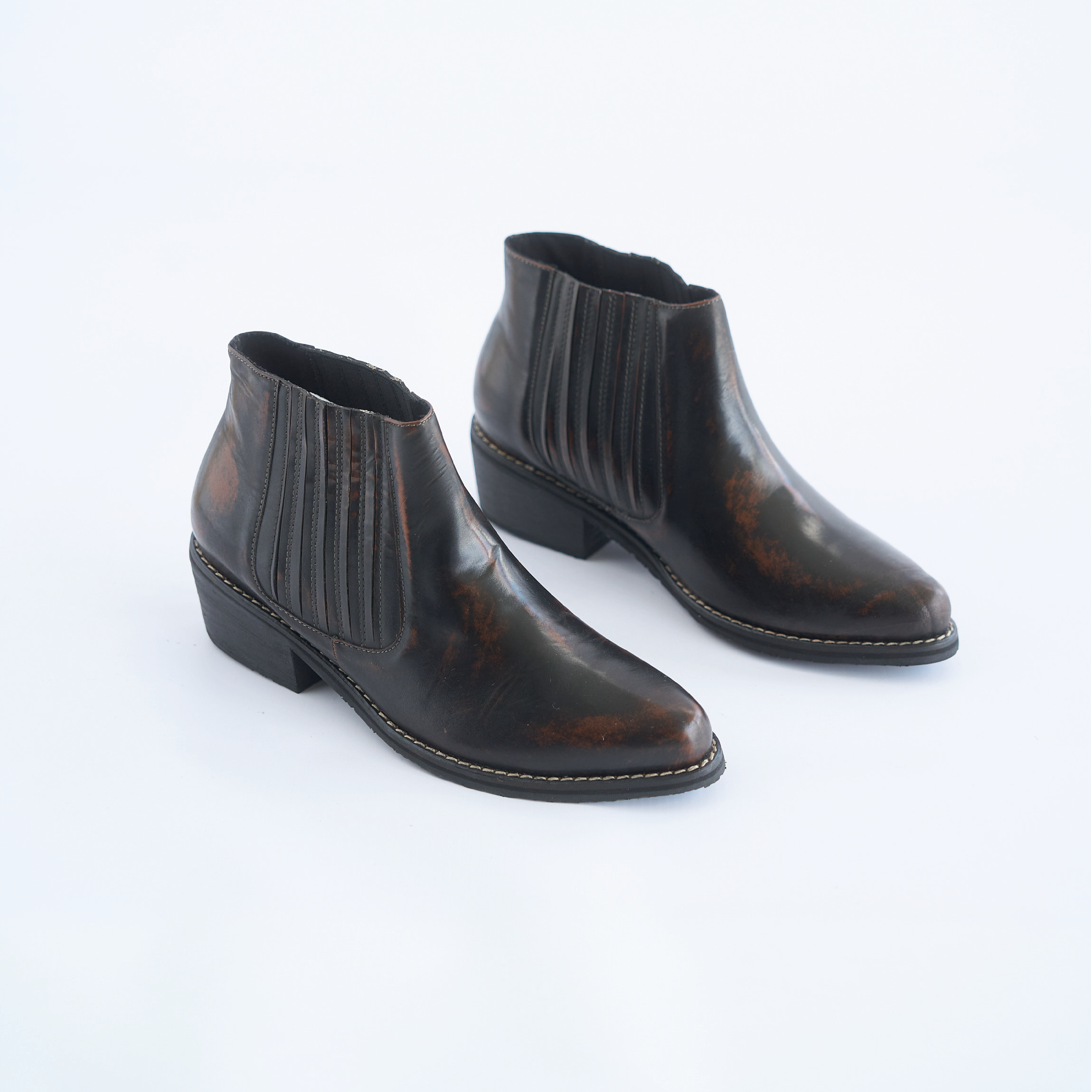 Botines Chelsea en Cuero Oscuro Vizio Moda