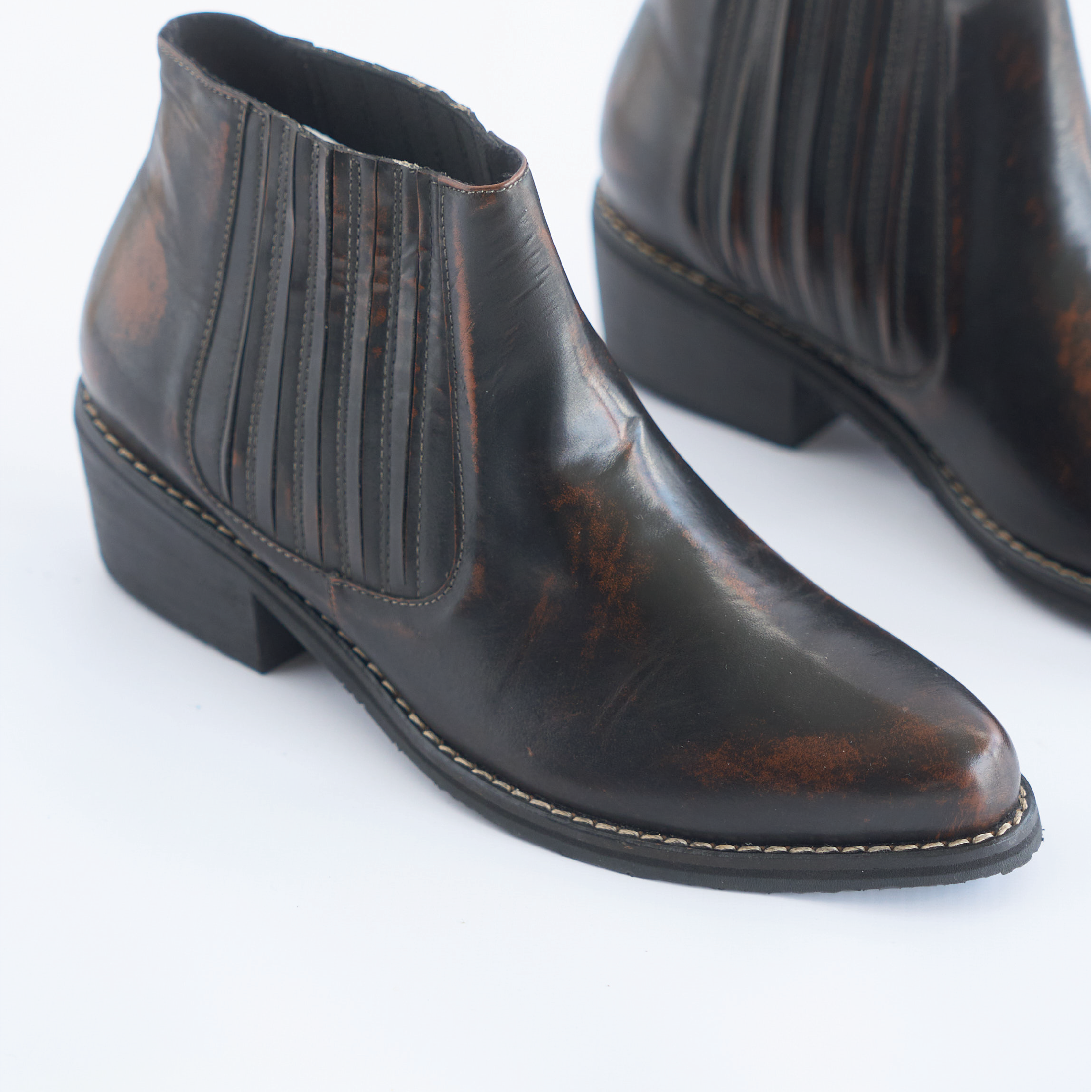 Botines Chelsea en Cuero Oscuro Vizio Moda