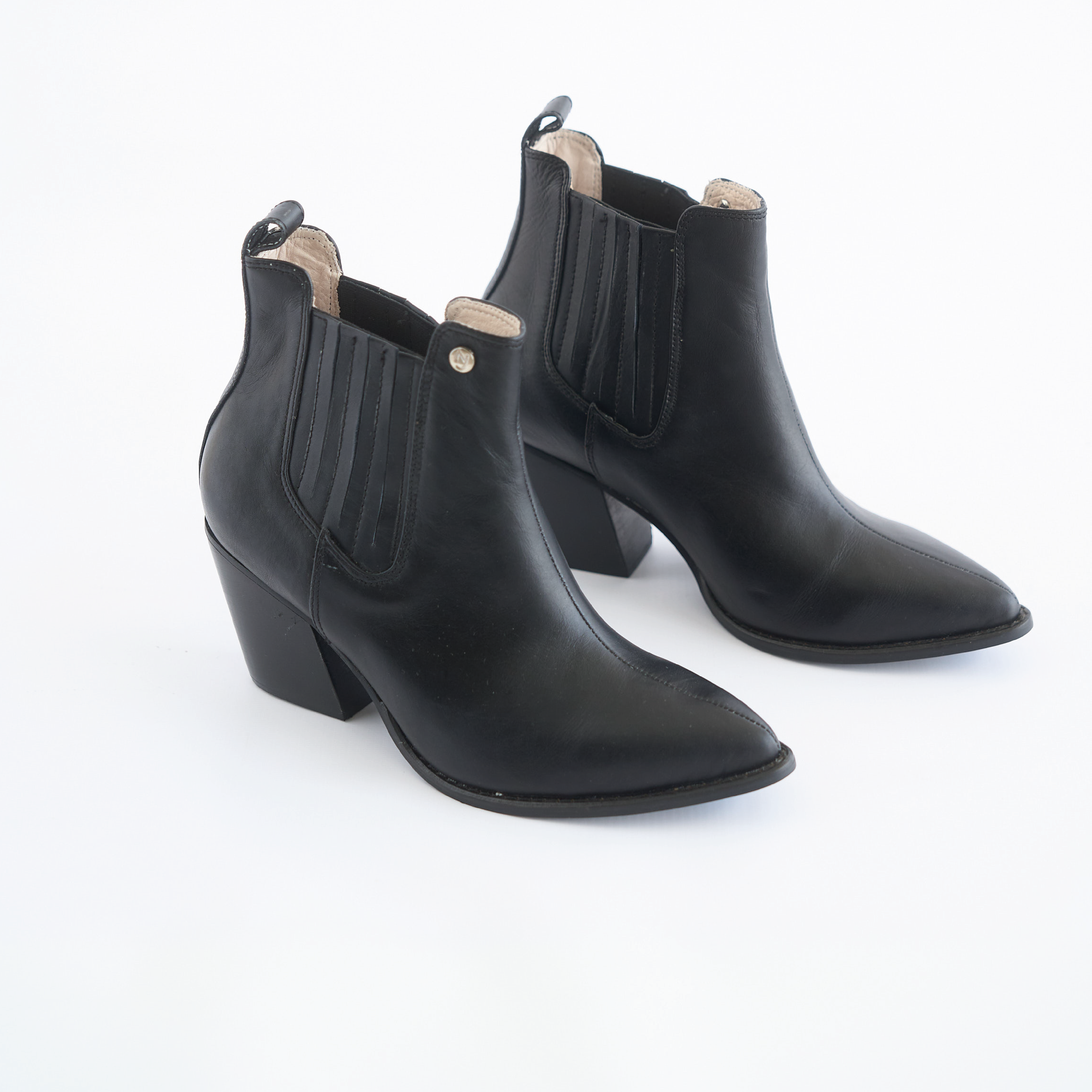 Botines en Cuero Negro Tipo Western Vizio Moda