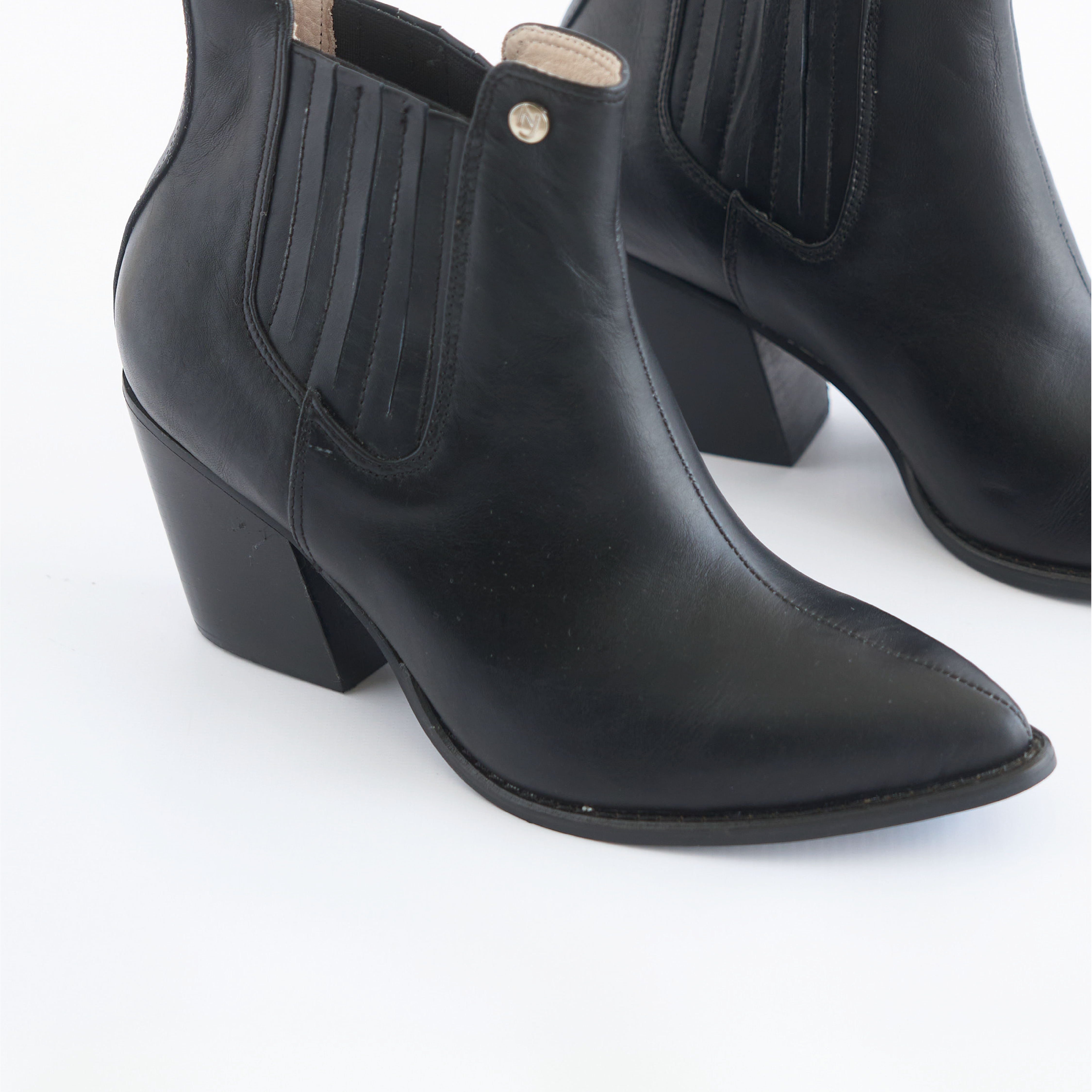 Botines en Cuero Negro Tipo Western Vizio Moda