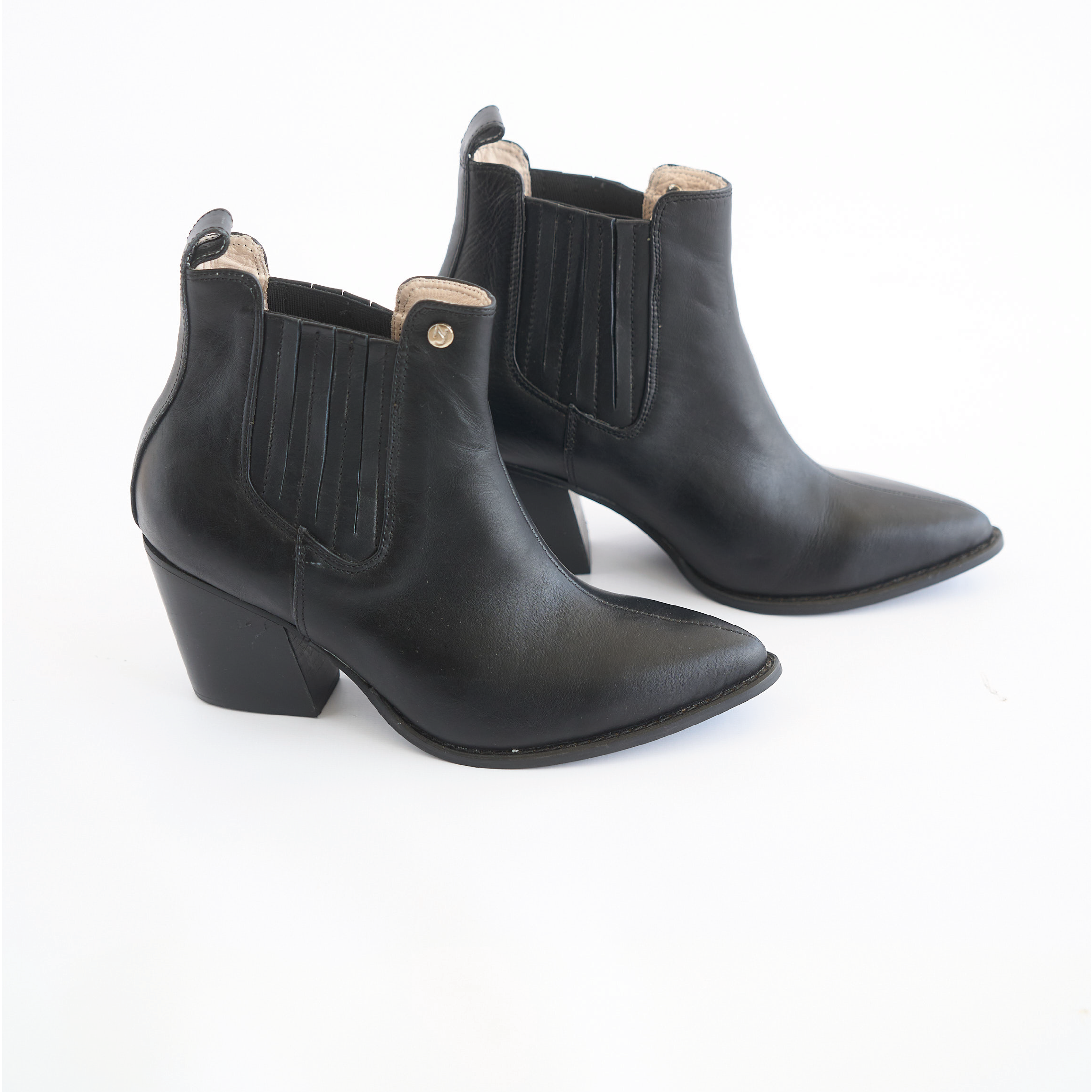 Botines en Cuero Negro Tipo Western Vizio Moda