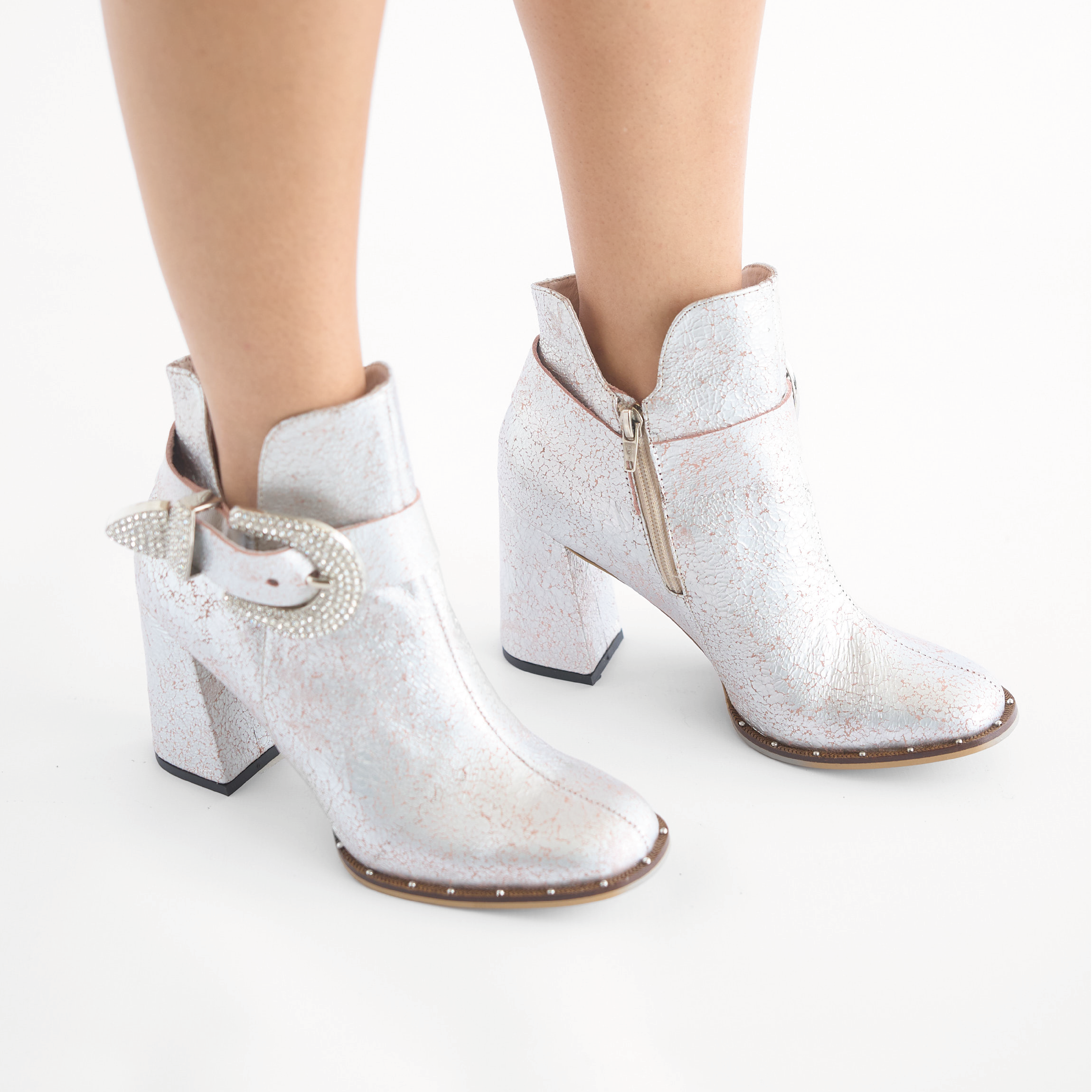 Botines Plateados de Cuero con Tacón Alto y Hebilla