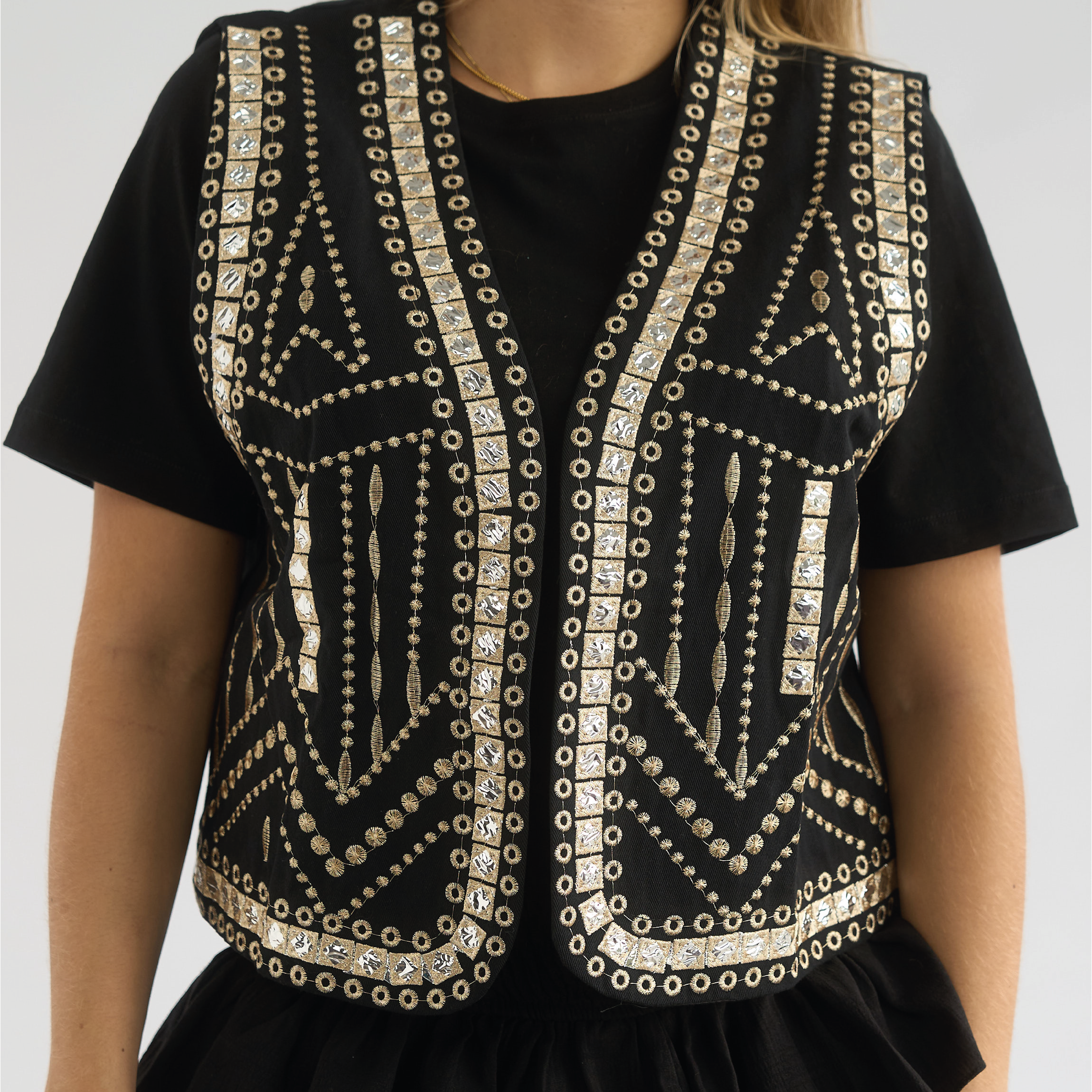 Chaleco Bordado con Apliques Brillantes Vizio Moda