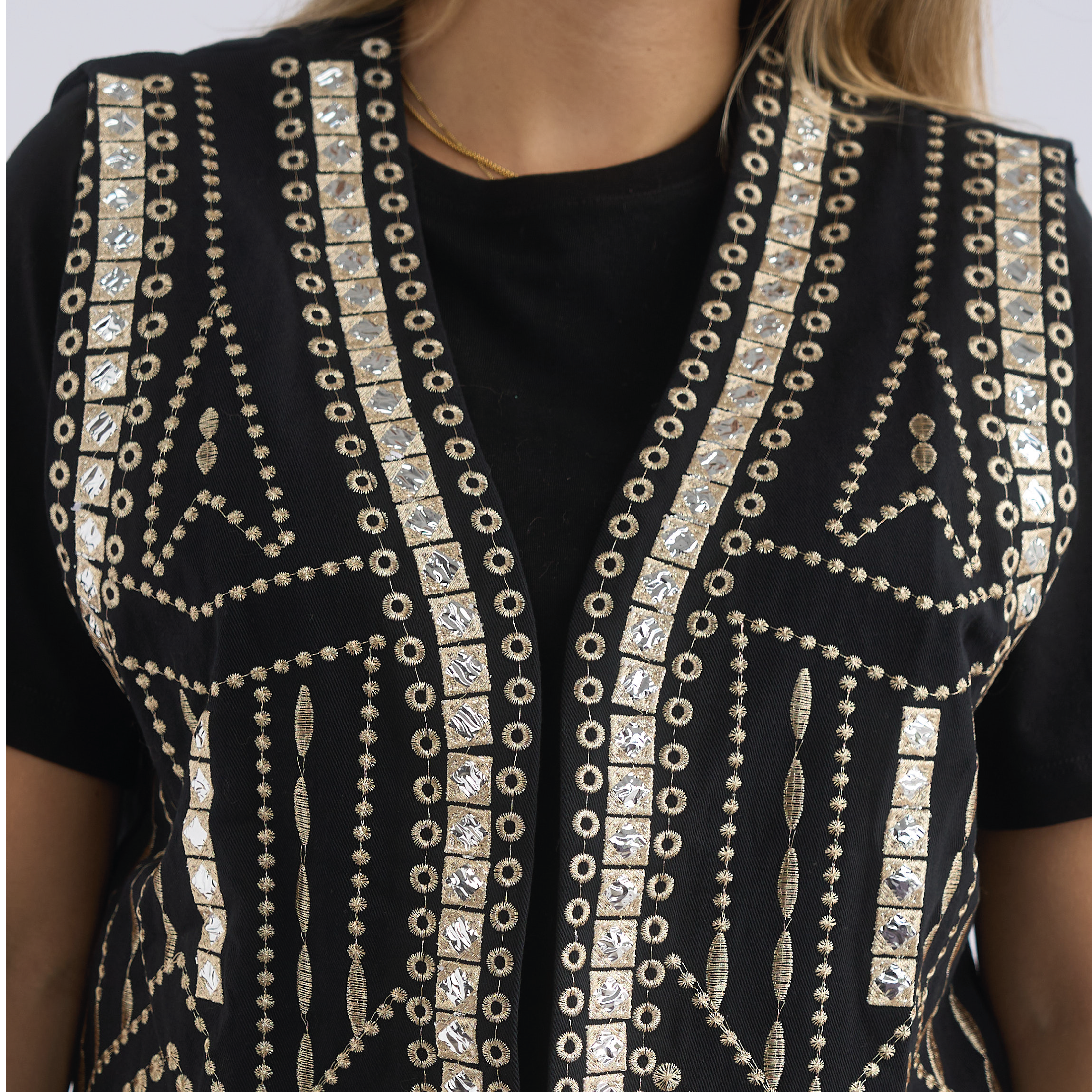 Chaleco Bordado con Apliques Brillantes Vizio Moda