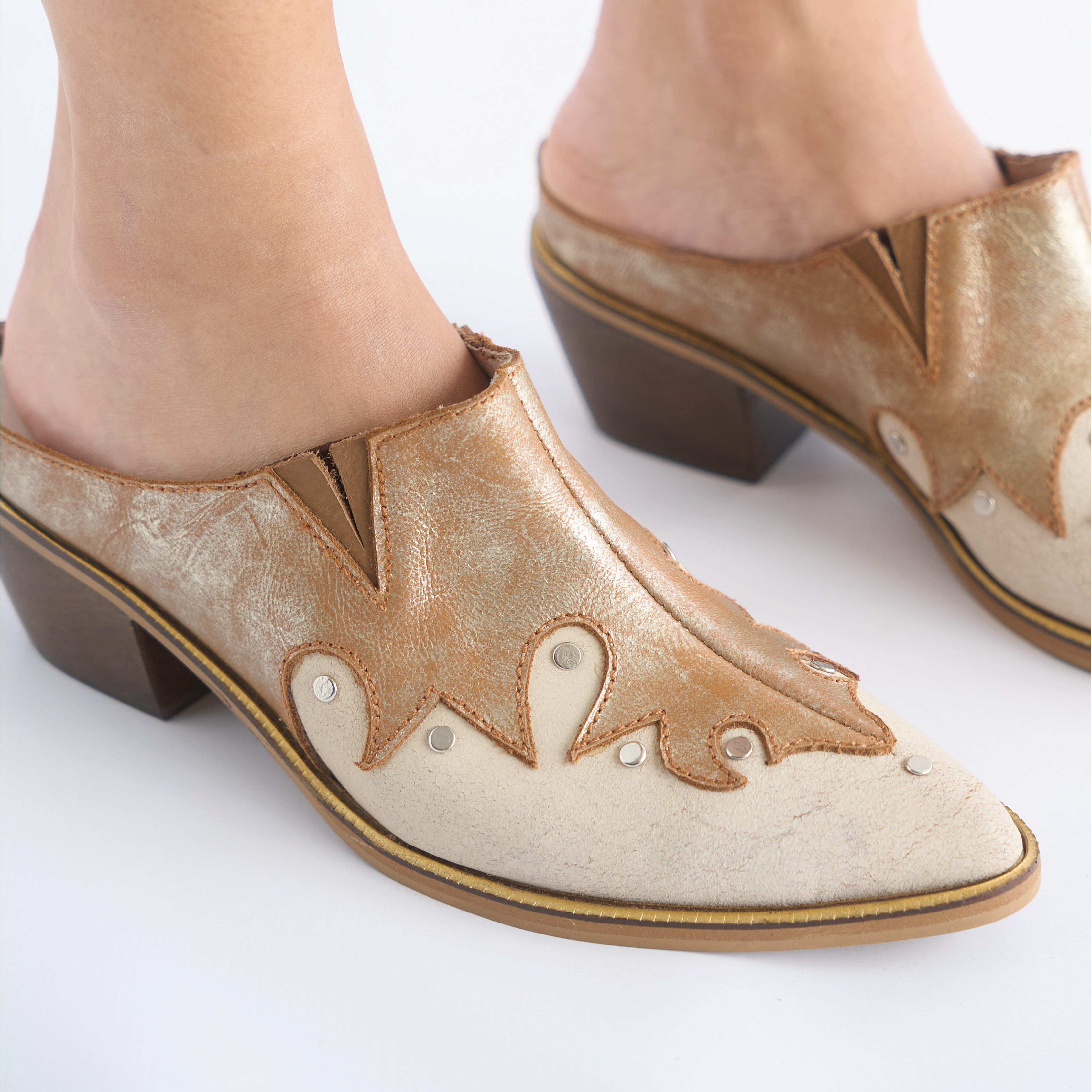 Mules Dorados y Beige Vizio Moda