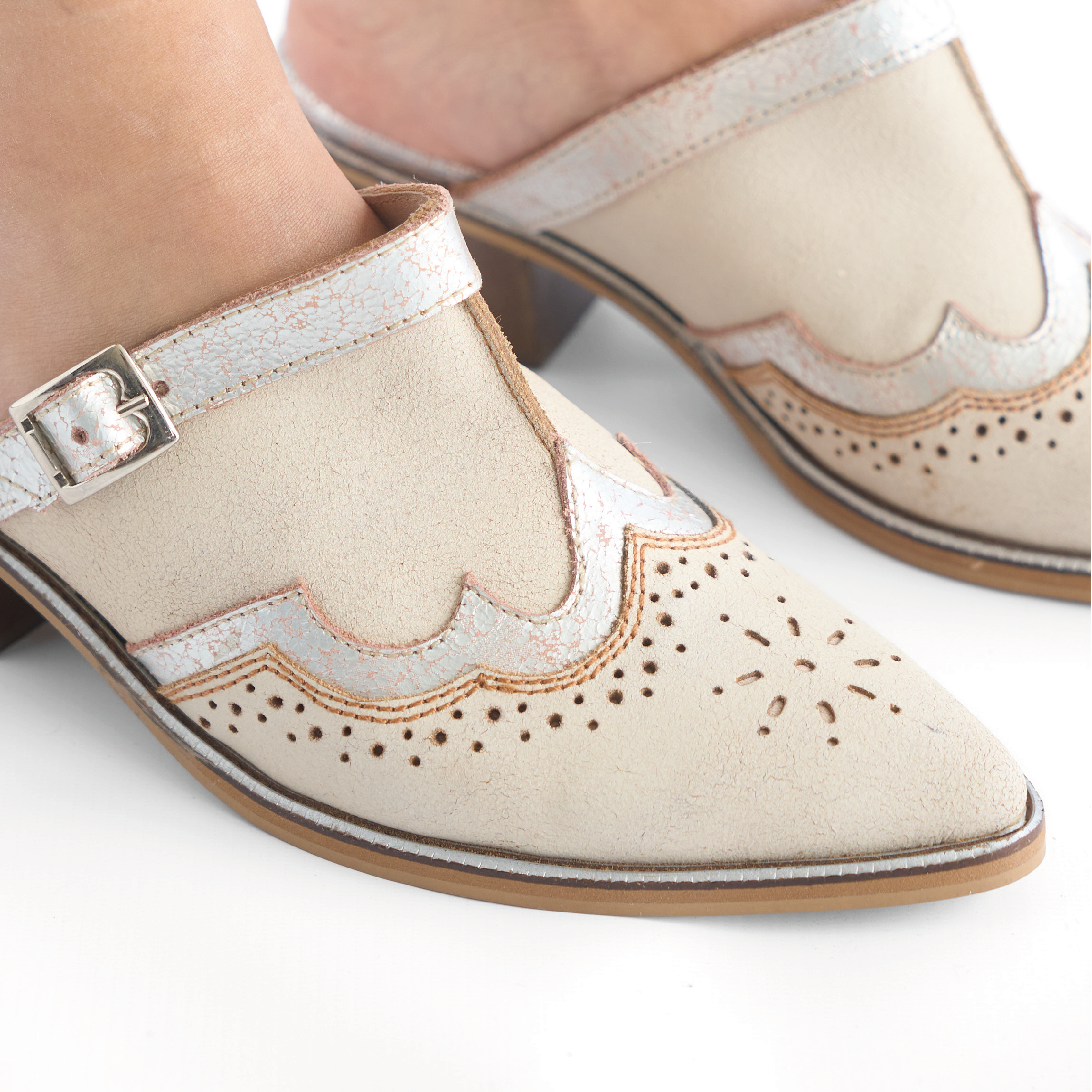 Mules Beige con Hebilla y Perforados Vizio Moda
