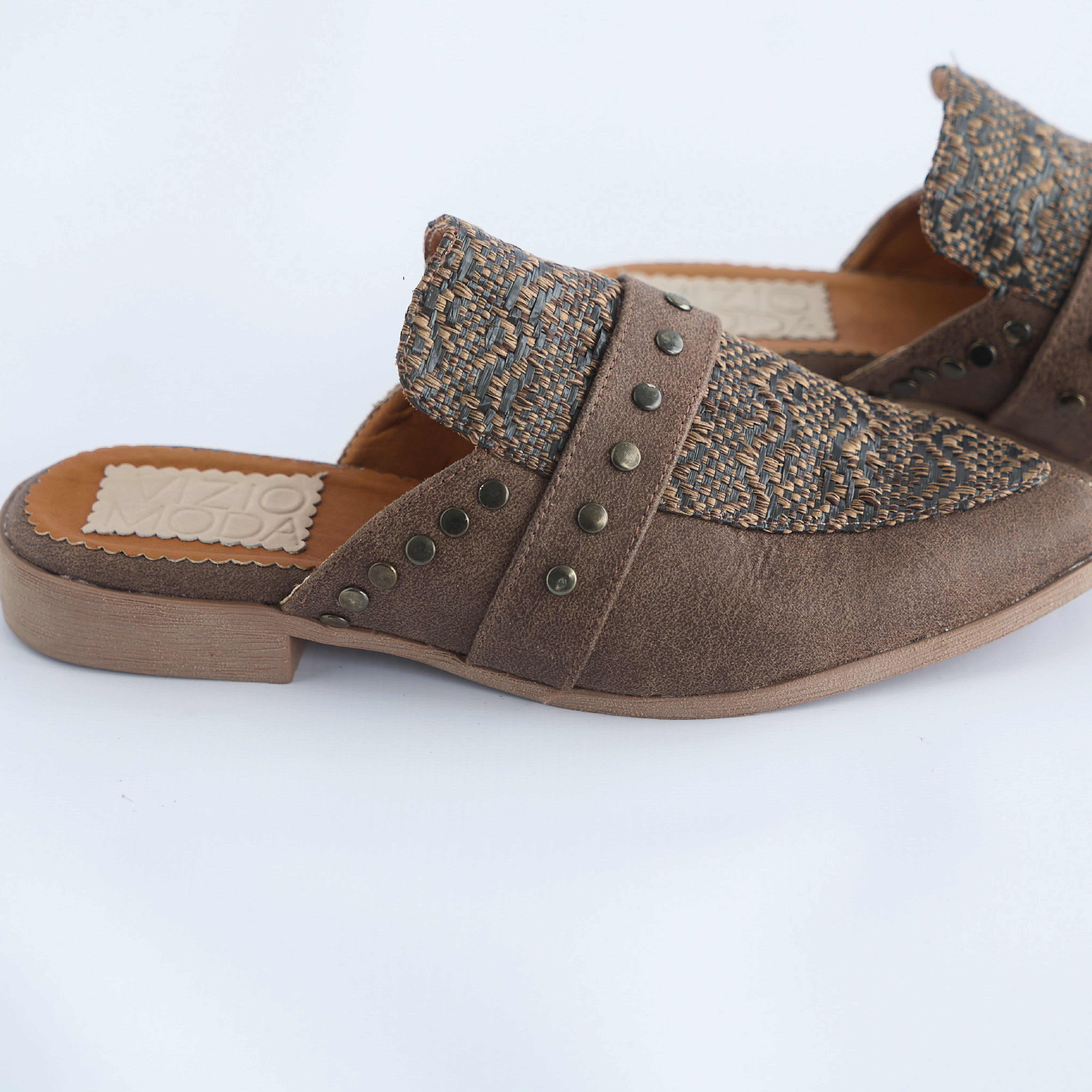 Mules en Cuero y Tela Tejida Marrón Vizio Moda