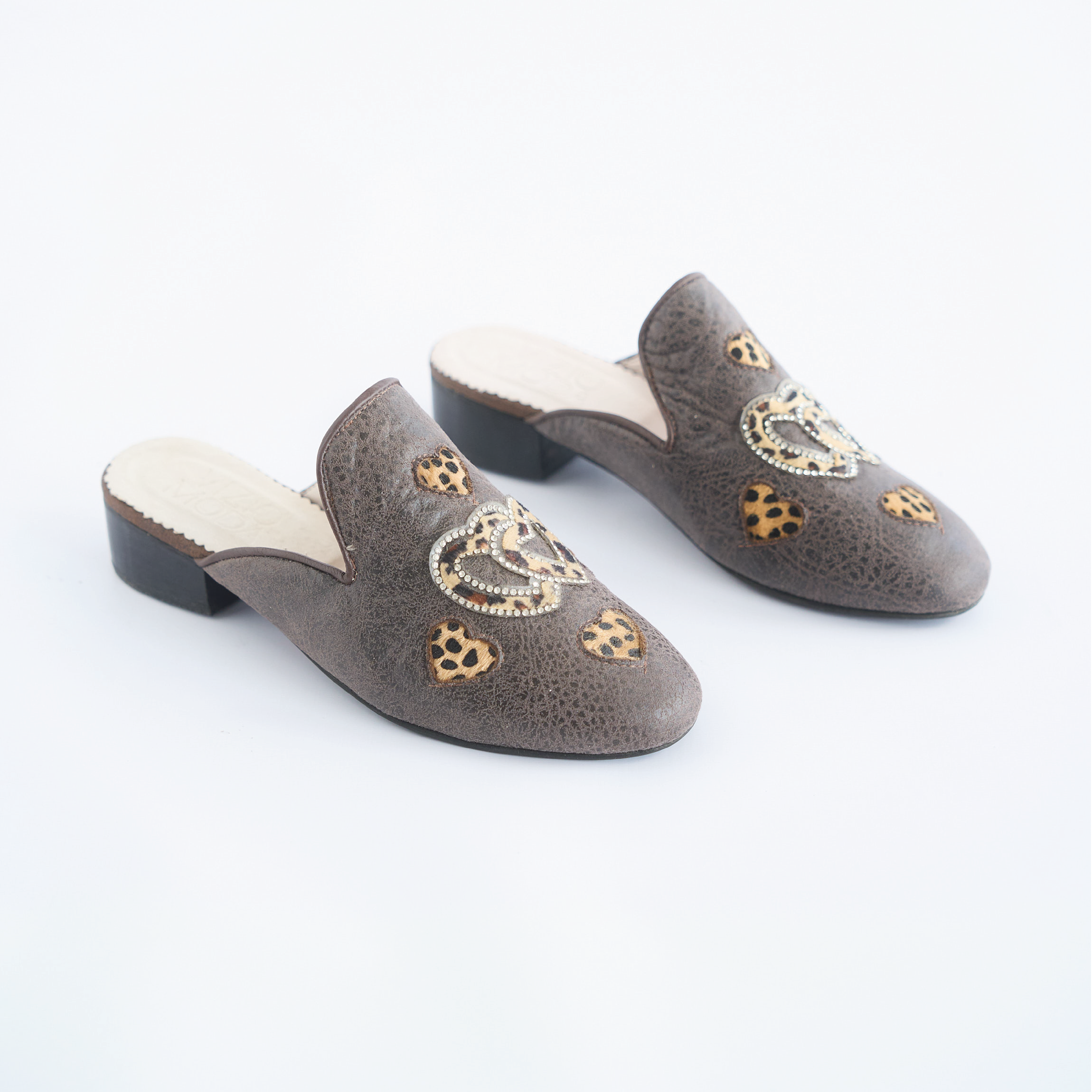 Mules en Cuero Bordado con Detalles Animal Print Vizio Moda