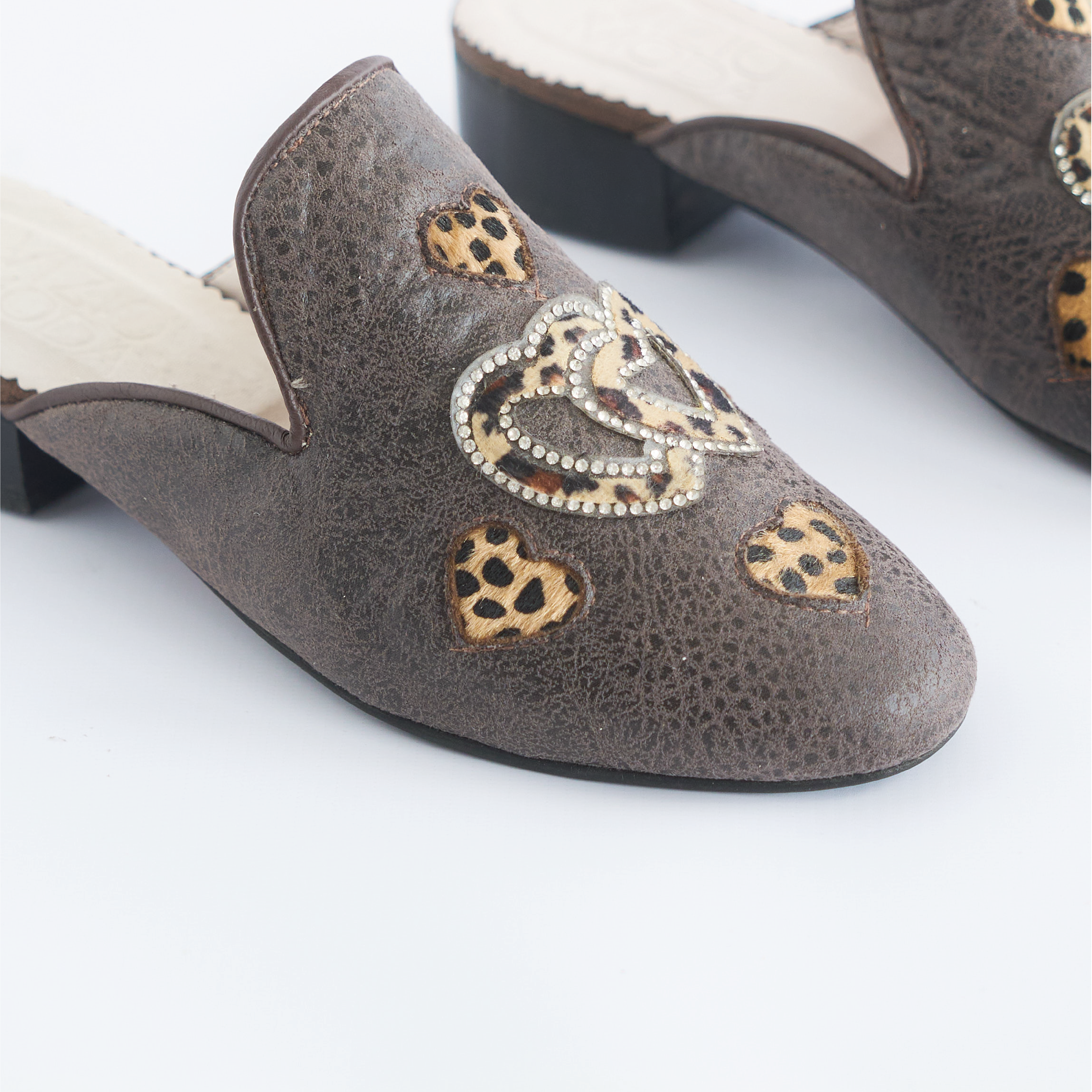 Mules en Cuero Bordado con Detalles Animal Print Vizio Moda