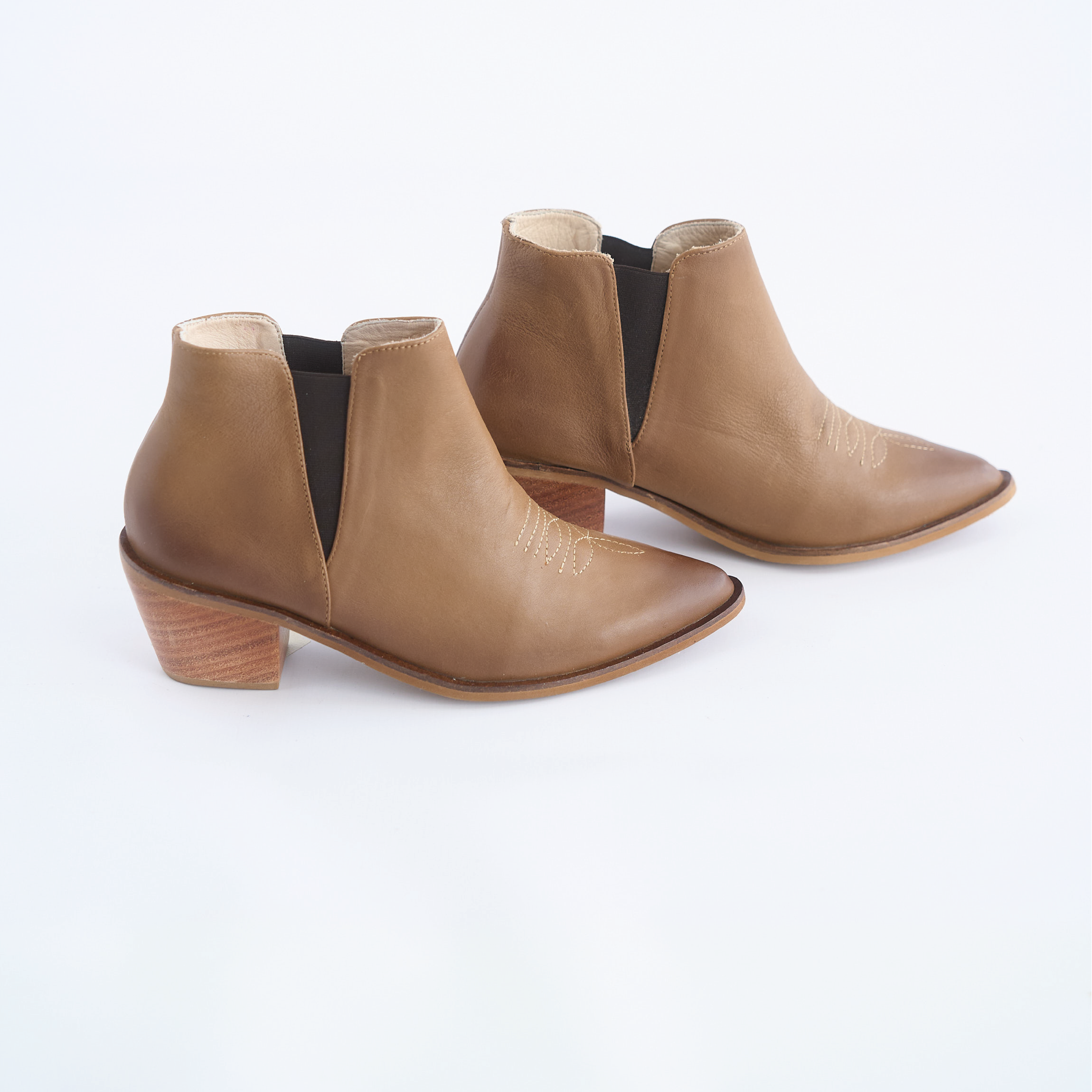 Botines en Cuero Marrón Vizio Moda